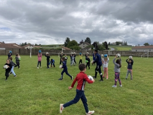 Initiation football à l’école publique Claudie Haigneré de Saint-Maurice-de-Lignon