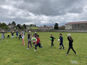 Initiation football à l’école publique Claudie Haigneré de Saint-Maurice-de-Lignon