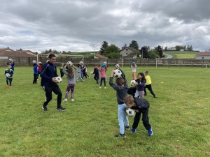 Initiation football à l’école publique Claudie Haigneré de Saint-Maurice-de-Lignon