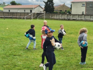 Initiation football à l’école publique Claudie Haigneré de Saint-Maurice-de-Lignon