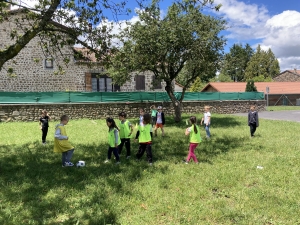 Initiation football à l’école publique Claudie Haigneré de Saint-Maurice-de-Lignon