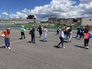 Initiation football à l’école publique Claudie Haigneré de Saint-Maurice-de-Lignon