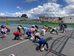 Initiation football à l’école publique Claudie Haigneré de Saint-Maurice-de-Lignon