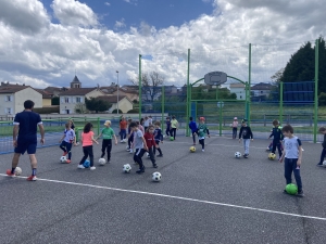 Initiation football à l’école publique Claudie Haigneré de Saint-Maurice-de-Lignon