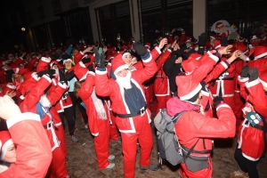 Monistrol-sur-Loire : 1500 pères Noël dans les rues pour la marche gourmande et festive