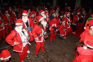 Monistrol-sur-Loire : 1500 pères Noël dans les rues pour la marche gourmande et festive