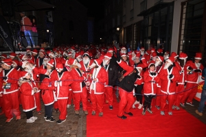 Monistrol-sur-Loire : 1500 pères Noël dans les rues pour la marche gourmande et festive