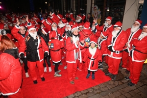 Monistrol-sur-Loire : 1500 pères Noël dans les rues pour la marche gourmande et festive