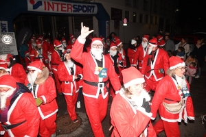 Monistrol-sur-Loire : 1500 pères Noël dans les rues pour la marche gourmande et festive