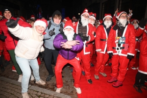 Monistrol-sur-Loire : 1500 pères Noël dans les rues pour la marche gourmande et festive