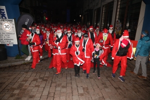 Monistrol-sur-Loire : 1500 pères Noël dans les rues pour la marche gourmande et festive