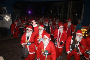 Monistrol-sur-Loire : 1500 pères Noël dans les rues pour la marche gourmande et festive