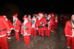 Monistrol-sur-Loire : 1500 pères Noël dans les rues pour la marche gourmande et festive