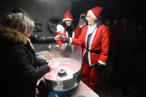 Monistrol-sur-Loire : 1500 pères Noël dans les rues pour la marche gourmande et festive