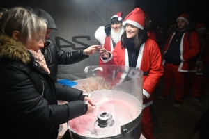 Monistrol-sur-Loire : 1500 pères Noël dans les rues pour la marche gourmande et festive