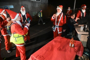 Monistrol-sur-Loire : 1500 pères Noël dans les rues pour la marche gourmande et festive