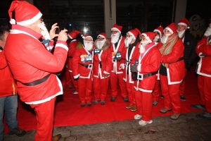 Monistrol-sur-Loire : 1500 pères Noël dans les rues pour la marche gourmande et festive