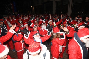 Monistrol-sur-Loire : 1500 pères Noël dans les rues pour la marche gourmande et festive