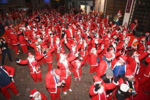 Monistrol-sur-Loire : 1500 pères Noël dans les rues pour la marche gourmande et festive