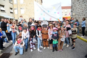 Sainte-Sigolène en liesse pour le défilé des classes en 3