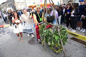 Sainte-Sigolène en liesse pour le défilé des classes en 3