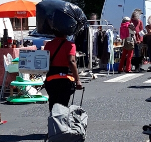 Crédit DR Dépaysant, cette manière de porter ses emplettes sur sa tête