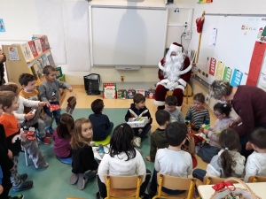 Yssingeaux : le Père Noël assailli par les enfants à l&#039;école Jean-de-la-Fontaine