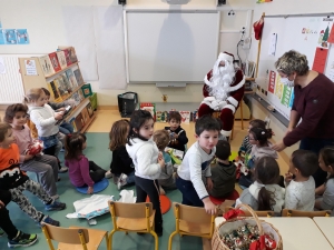 Yssingeaux : le Père Noël assailli par les enfants à l&#039;école Jean-de-la-Fontaine