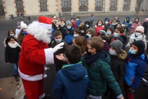 Yssingeaux : le Père Noël assailli par les enfants à l&#039;école Jean-de-la-Fontaine