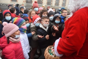 Yssingeaux : le Père Noël assailli par les enfants à l&#039;école Jean-de-la-Fontaine