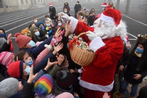 Yssingeaux : le Père Noël assailli par les enfants à l&#039;école Jean-de-la-Fontaine