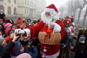 Yssingeaux : le Père Noël assailli par les enfants à l&#039;école Jean-de-la-Fontaine