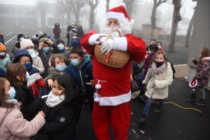 Yssingeaux : le Père Noël assailli par les enfants à l&#039;école Jean-de-la-Fontaine