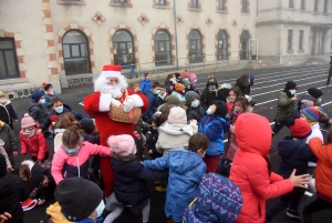 Yssingeaux : le Père Noël assailli par les enfants à l&#039;école Jean-de-la-Fontaine