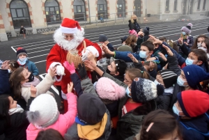 Yssingeaux : le Père Noël assailli par les enfants à l&#039;école Jean-de-la-Fontaine