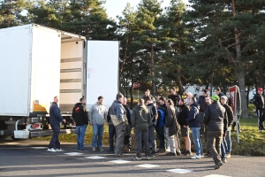 Alertés par les agriculteurs, les services vétérinaires contrôlent un camion étranger sur la RN88