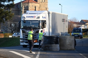 Alertés par les agriculteurs, les services vétérinaires contrôlent un camion étranger sur la RN88