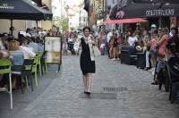 Le Puy-en-Velay : Catwalk sur la rue Vibert pour le défilé de Luni