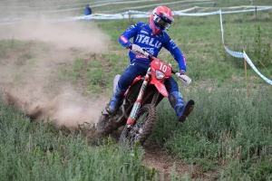 Moto enduro ISDE : show devant sur la spéciale de Retournac