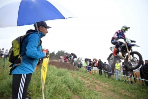 Moto enduro ISDE : show devant sur la spéciale de Retournac