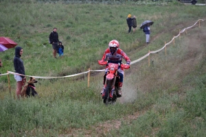 Moto enduro ISDE : show devant sur la spéciale de Retournac