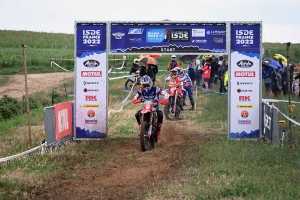 Moto enduro ISDE : show devant sur la spéciale de Retournac