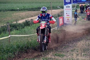 Moto enduro ISDE : show devant sur la spéciale de Retournac