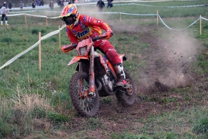 Moto enduro ISDE : show devant sur la spéciale de Retournac