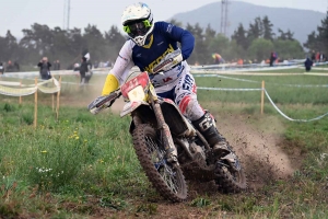 Moto enduro ISDE : show devant sur la spéciale de Retournac