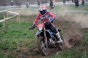 Moto enduro ISDE : show devant sur la spéciale de Retournac