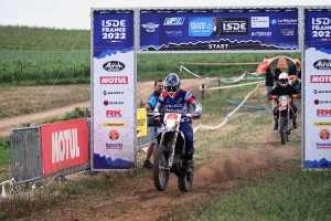 Moto enduro ISDE : show devant sur la spéciale de Retournac