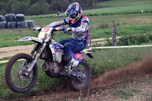 Moto enduro ISDE : show devant sur la spéciale de Retournac