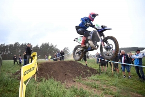 Moto enduro ISDE : show devant sur la spéciale de Retournac