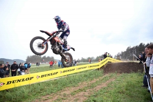 Moto enduro ISDE : show devant sur la spéciale de Retournac